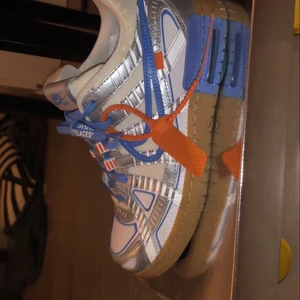 Säljer off withe dunk rubber  - Säljer mina skor för att jag inte använder skicket 10/10 och kvitto och låda finns plus extra skosnören skit bra kvalite 