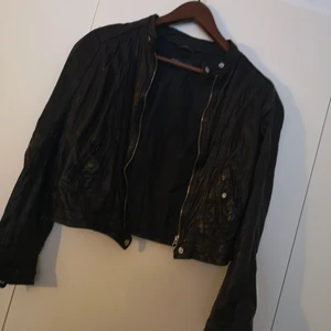 Äkta skin jacka cropped - Min älskade jacka får flyga vidare. Jätte bra skick