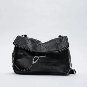 Zara väska - Säljer min svarta zara väska i fake skinn. Super snygg me fina detaljer men kommer inte längre till användning. Den är sparsamt använd varav bra kvalite 💘