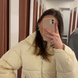 Jacka från Gina!💖 - Säljer denna superfina jacka ifrån Gina pga ej min stil längre💖 jag köpte den förra året och har endast använt den Max 5 gånger så den är i väldigt bra skick! Har för mig att jag köpte den för 499kr så säljer den för 300kr🌺