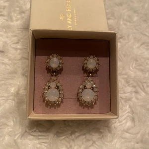 Lily and rose örhängen guld - Fint skick 