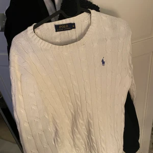 Ralph Lauren tröja vit storlek M - SÄLJER MIN RALPH LAUREN TRÖJA STORLEK M