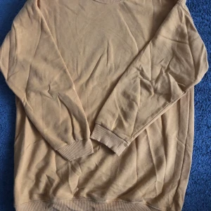 Tröja - Fint skick, den är lite gulare i verkligheten, tröjan är lite overside, den är typ gul och orange 