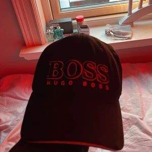 Hugo boss keps - Hugo boss keps, använd men inga större defekter. Köparen står för frakt, 200kr för kepsen. Aktiv så skriv vid intresse. Går också med byte