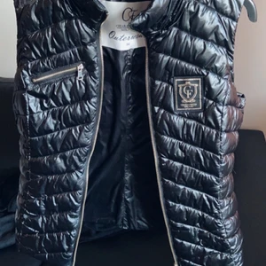 Väst  - Jätte fin väst som tyvärr ej kommer till användning. Storlek 36. 