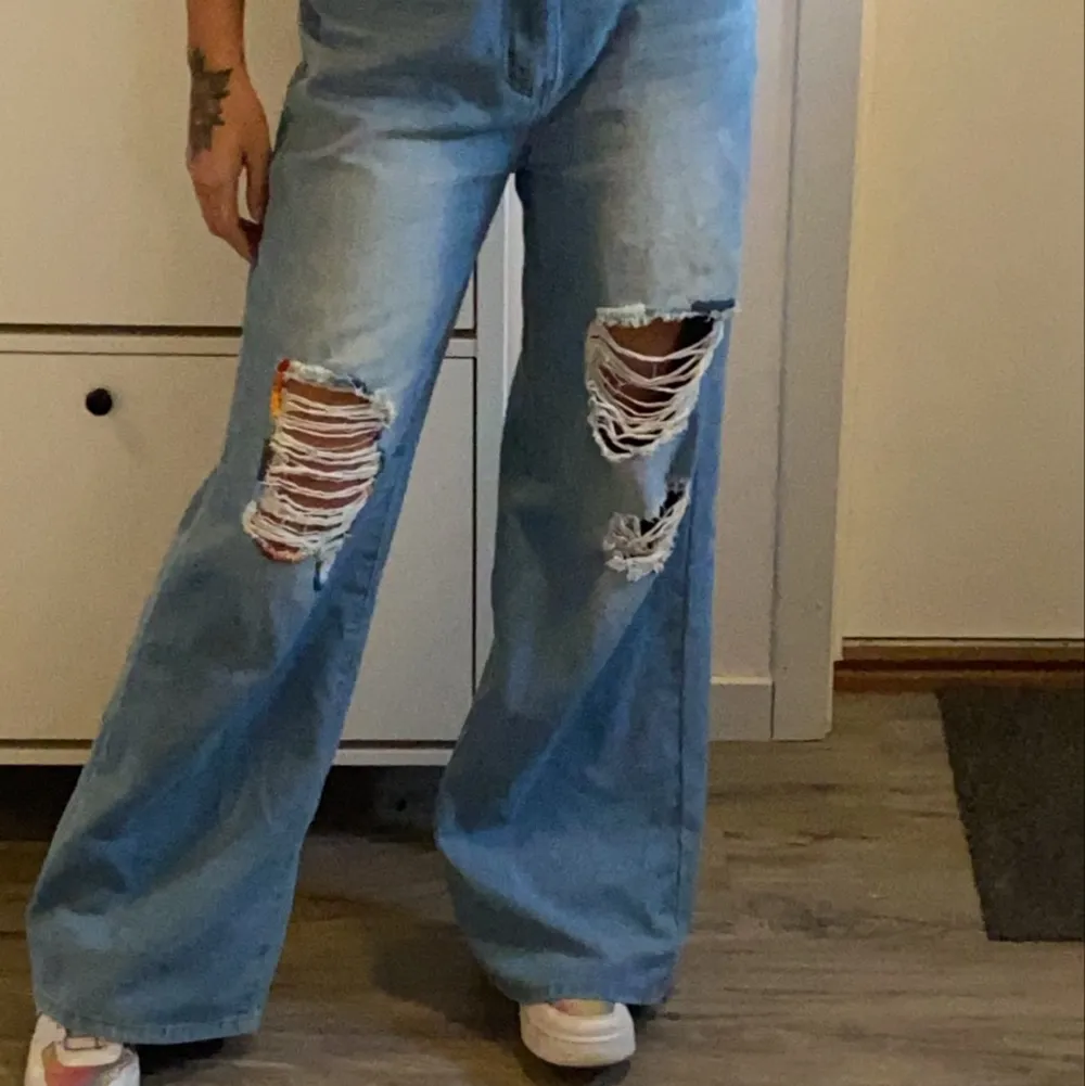 Ljusblåa jeans med detaljer runt slitningen som jag gjort själv. De är lite för långa för mig, är 165cm. . Jeans & Byxor.