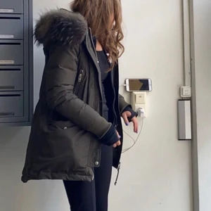 Rock and blue dunjacka äkta päls  - Säljer min rock&blue dunjacka med äkta päls. Den har en grön fin avtagbar pälskrage. 11 rymliga fickor, snygga detaljer. Dragkedja bak och fram. Sparsamt Använd 2 vintrar. Kom privat för fler bilder! Nypris 5500kr  