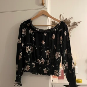 Tröja - Säljer pågrund av att den inte kommer till andvändning. Skriv för fler bilder. 