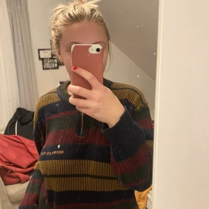 Randig tröja - Super skön randig tröja ifrån okänt märke men köpte second hand för 200 kr! Använd en del men har inga defekter! Storlek M ungefär för jag är vanligtvis en S och denna är lite oversized på mig!