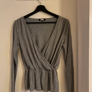 Tröja - Säljer nu min jätte fina tröja från BikBok, använd endast 1 gång. Den är i Stl S. Säljer den för 100kr