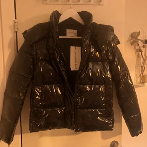 Calvin Klein Jacka  - Säljer min fina Calvin Klein jacka som aldrig är använd, prislappen sitter fortfarande kvar! Säljer jackan på grund av den är lite för liten för mig, storlek S men skulle säga en mer liten S. Jackan har luva som går att ta av. Super fin och varm!🥰 Köptes för 1995kr☀️ 