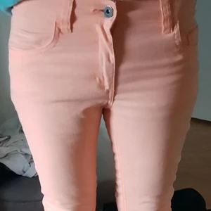 Jeans från Warp i stl 34, mkt fint skick - Jeans från Warp i stl 34, mkt fint skick. Inte använda många gånger. Innehåller 98% bomull och 2% elastan. Köparen står för frakten. Ansvar inte för hur posten/schenker hanterar breven/paketen eller om det försvinner. Skickar varan så fort pengarna syns på mitt konto. Samfraktar gärna.