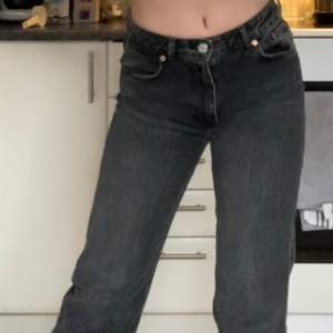 Ett par trendiga midrise zara jeans i mörkgrå färg nästintill oanvända storlek 36 
