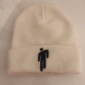 billie eilish - säljer nu min billie eilish mössa då jag inte lyssnar på henne längre och inte har någon användning utav mössan, endast spårbar frakt 66kr