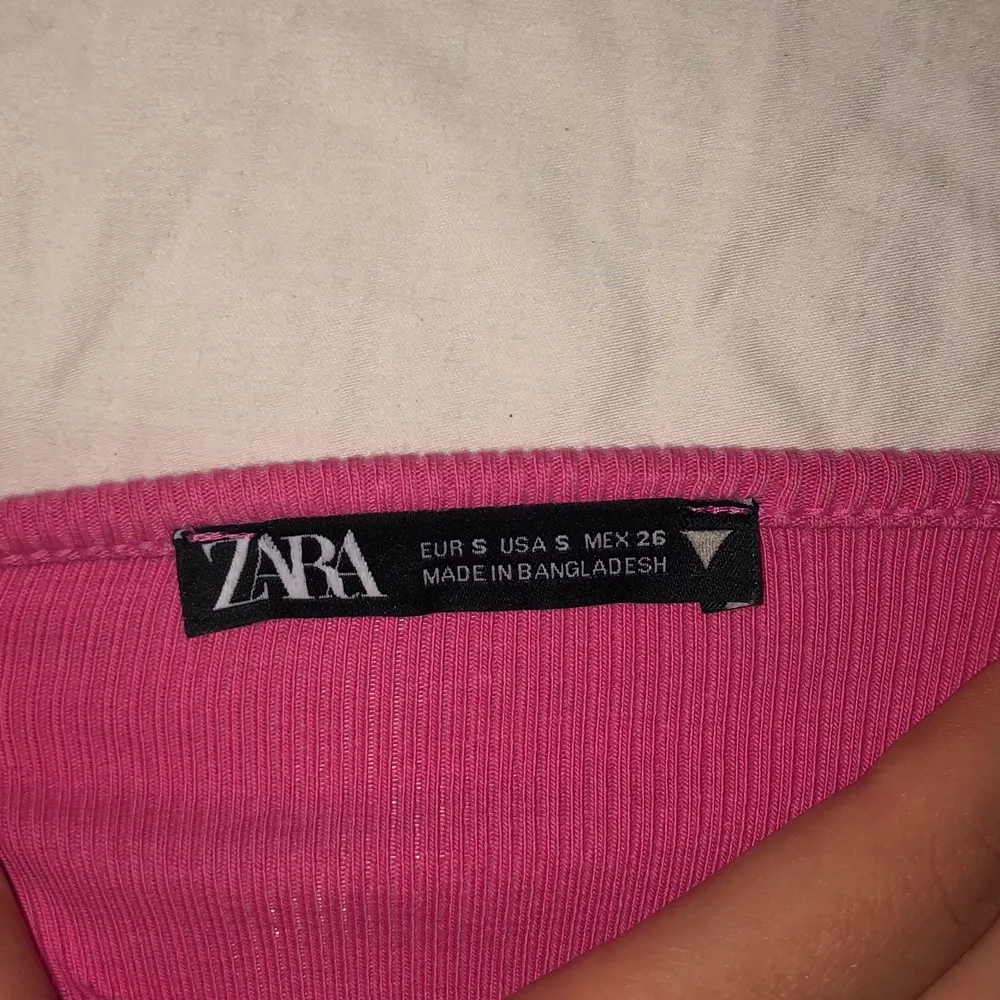 Ett fint rosa linne från Zara. Bara testad, nyskick! Köparen står för frakten⚡️. Toppar.