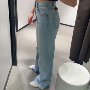 Jeans - Riktigt snygga jeans i bra skick som passar till nästan alla tröjor, har klippt upp längden lite då de var för långa, endast använda 2 gånger 💞