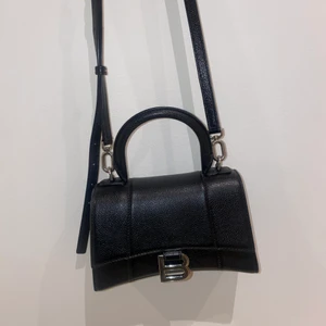 Balenciaga Hourglass-väska  - Säljer min fina och eftertraktade Balenciaga Hourglass väska! Den är riktigt efterfrågad och svår att få tag på! Kvitto finns men säljer den för mer än vad jag köpte den för då efterfrågan är stor :) skickas ej. Möts enbart upp! 