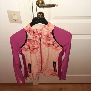 Sport jack  - Helt ny aldrig använd. Rosa sport jacka/kofta, den kommer gå ut på bud