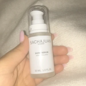 Hår serum - Oanvänd hårserum, för håret fylligare och har en jätte fräsch doft. Ordinarie pris:270 kr , mitt pris :100 kr