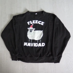 sweatshirt får - Svart graphic sweatshirt med jultema strl M. Passar bra som oversize om man har mindre strl :) 66 kr spårbar frakt.  Skicka meddelande vid frågor/fler bilder!  Notera att små defekter kan finnas då den inte är ny. Större brister nämns tydligt i annonsen/visas på bild. OBS! Bud är bindande!!!!!!!  