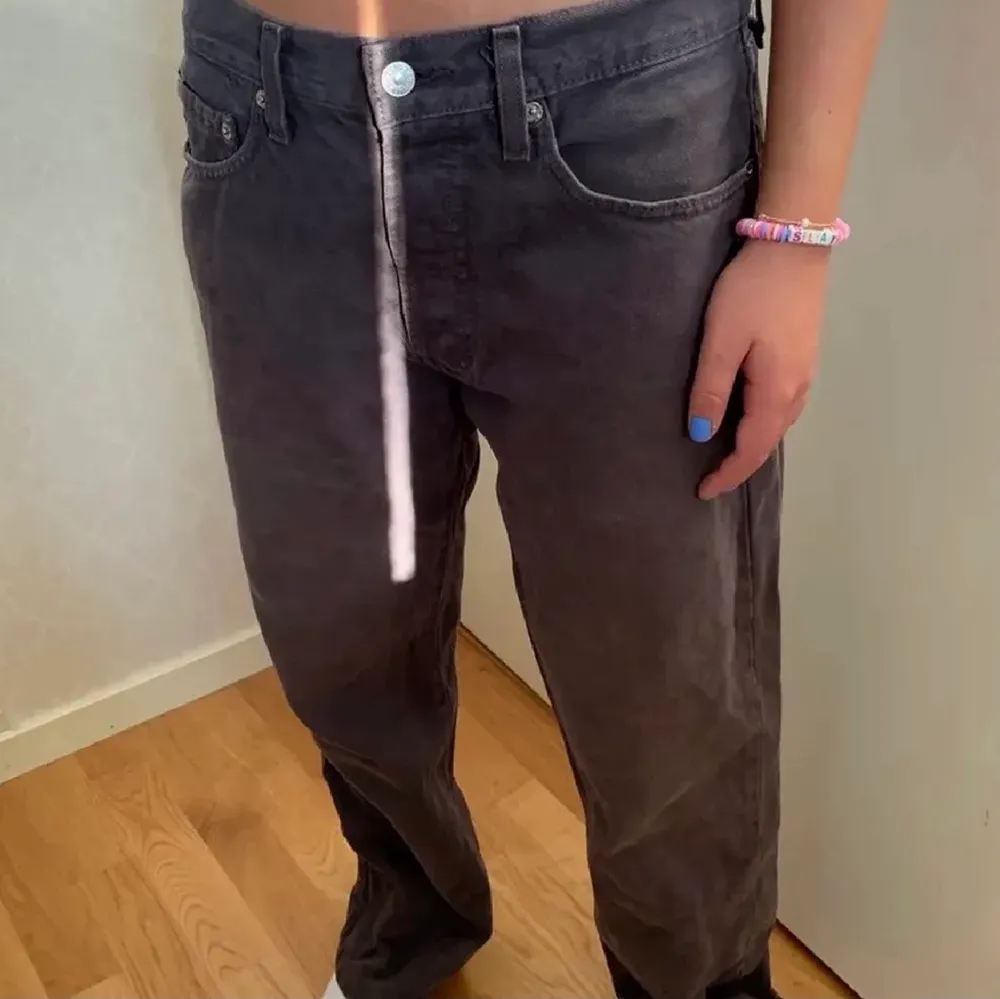 Tänkte kolla intresset för dessa gråa Levis 501 jeans! Det är en väldigt stor storlek men på mig som är en XS sitter de väldigt snyggt oversized. De är waist 32 och längd 28 passar någon upp till 168cm skulle jag säga, går över skorna på mig som är 163cm💞💞❤️‍🔥. Jeans & Byxor.