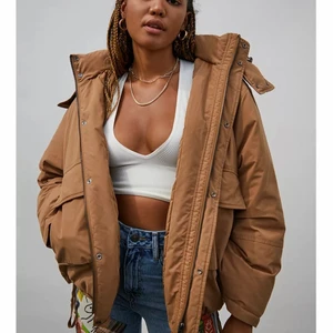 Urban outfitters oversized jacka - ”BDG Charlie oversized hooded jacket”  jättemysig jacka men felbeställning från Storbritannien så kan inte returnera. Ny i förpackning och har aldrig använts. Köptes för 1100 och säljer för 500. Kan skicka mer bilder ifall det behövs :)  priset kan diskuteras kan mötas i Malmö, annars betalar köpare för frakt