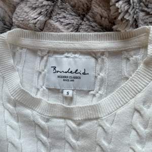 Snygg kabelstickad tröja från Bondelid i vit. Passar till allt! Köparen står för frakt, kan även mötas upp.