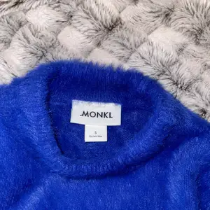 Världens mysigaste tröja från Monki! Fin blå färg, använd fåtal gånger. Mysig nu i vinter:) köparen står för frakt, kan även mötas upp. 