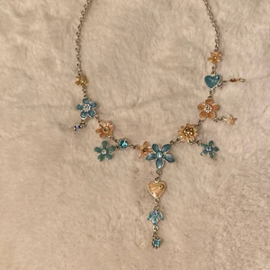 Fint halsband - Jättegulligt halsband köpt second hand. Den andra bilden är tagen med blixt. Passar till vardags men oxå till fest. Kommer med en ask. frakten är 51kr❤️