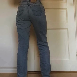 Levis jeans - Levis jeans köpta här på Plick. Jätte fina men säljer igen pga att de var alldeles för små. Brukar ha M som referens