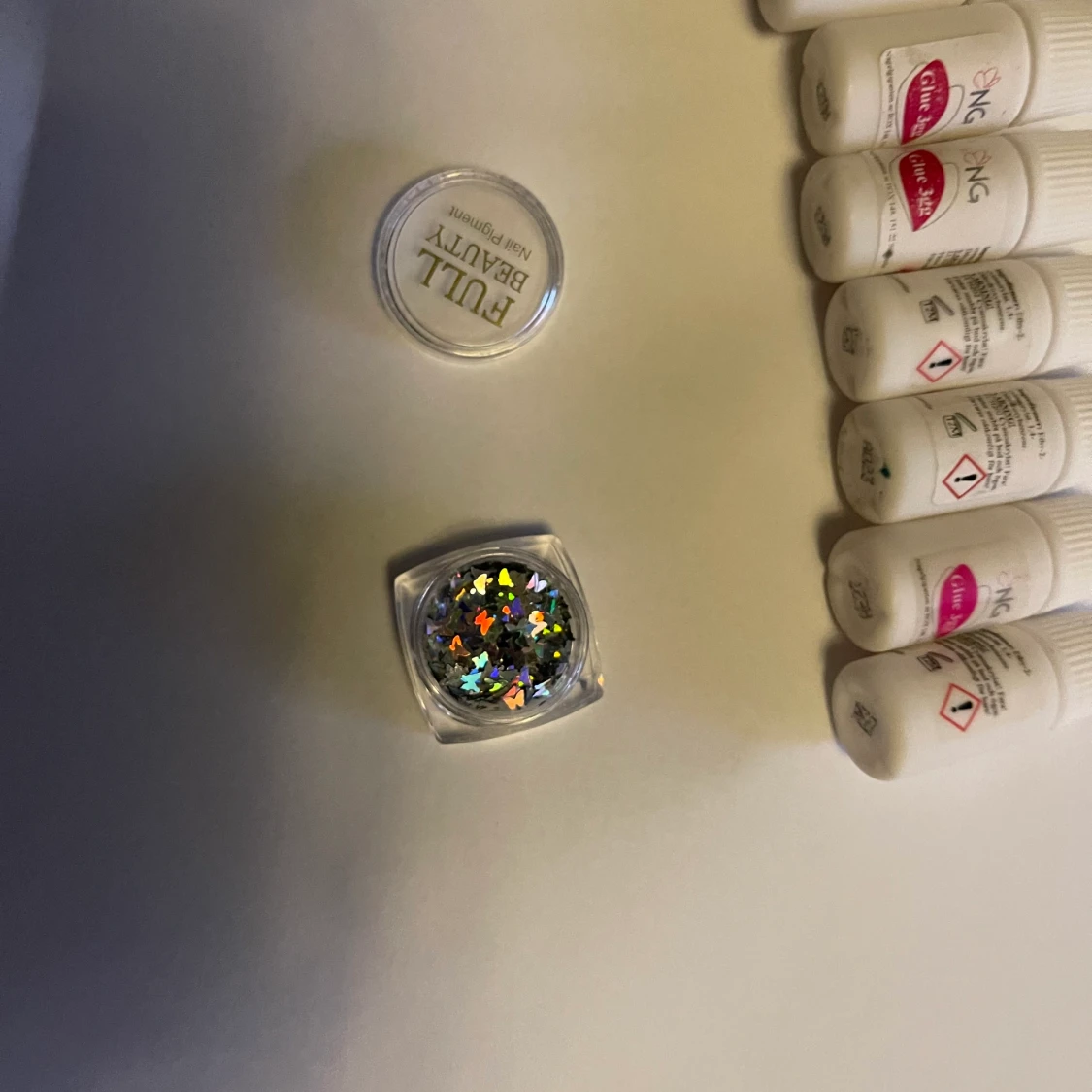 Nagel lim och andra tillbehör