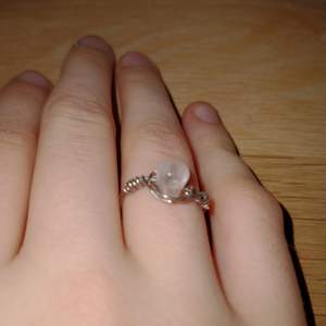 En handgjord ring gjord av ståltråd och rosenkvarts!