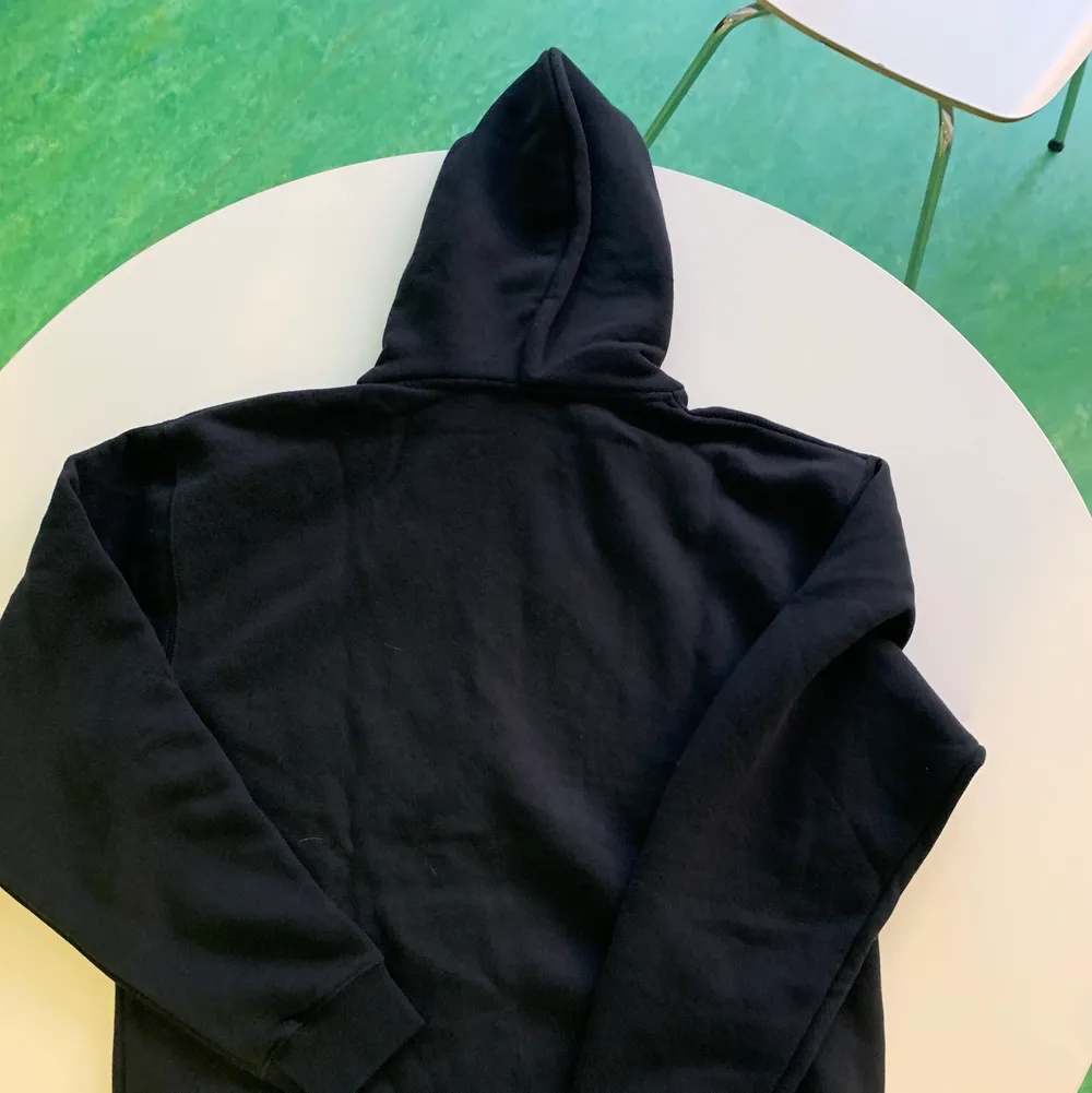 Svart One of one hoodie i storlek S, köpte denna under black friday ”mystery box”. Blev inte helt nöjd och därför säljer jag den vidare. Den är helt oanvänd och lappar finns kvar. 1500kr (köparen står för frakt). Hoodies.