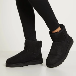 Uggs - Kollar intresset på mina uggs köpta i februari så använda ca 1 mån säljer pga fel storlek💕 Nypris 2000kr