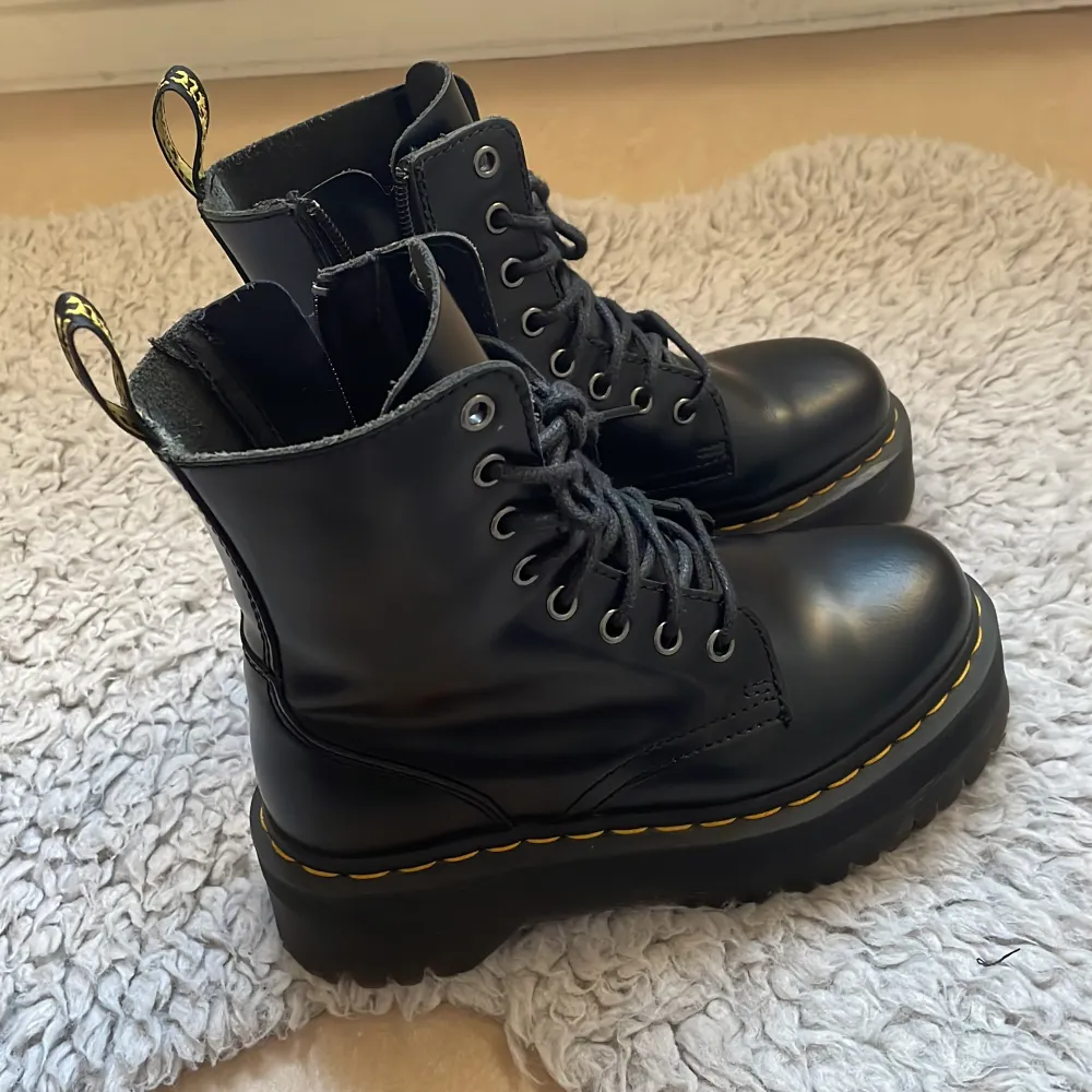 Måste tyvärr sälja mina underbara Dr Martens i modellen Jadon då dom är en halv storlek för små för mig vilket gör väldigt ont när man försöker gå in i dom. Dom är i princip nästan aldrig använda då jag aldrig lyckats gå in i dom ordentligt heller så de är i nyskick! Köptes för cirka 2200, säljer för 1500 inklusive frakt.. Skor.