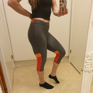 Under Armour Croppes leggings - Dessa gråmelerade 3/4-leggings från Under Armour är i utmärkt skick då den längden på leggings sällan kommer till användning i Norrland. Lappen är bortklippt men storlek bör vara S.