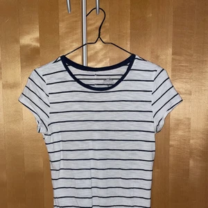 Randig hollister t-shirt - T-shirt från hollister i bra/använt skick. Tror inte den finns längre. Kan skicka fler bilder.