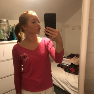 Hollister sweatshirt - Säljer min fina rosa V-ringade sweatshirt från holliser. Den är i jätte bra skick.