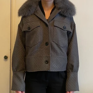 Meotine jacka  - Säljer min helt oanvända gråa Meotine Jacka. Den är i storlek xs/s men passar även m. Slutsåld på hemsidan och nypriset ligger på 2800kr. Superfin men tyvärr inte riktigt min stil. Kan tänka mig att frakta den 💞 hör gärna av er vid fler frågor 