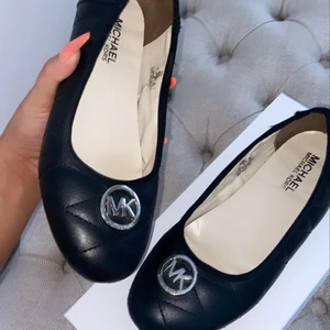 Michael kors ballerina - Ballerina skor från Michael Kors, äkta och superfina dock lite för små för mig. Köpta för 1500kr!!! 