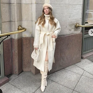 Lång ljusbeige kappa - NY - Nyskick lång kappa i vävd tyg/material❄