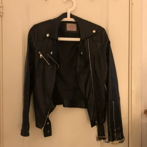 Skinnjacka - Skinnjacka som aldrig kommit till användning! Köparen står för frakt ❤️ konstläder!!