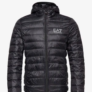 ARMANI JACKA - Säljer nu min EA7 Jacka i behov av pengar, har inte använt den så mycket kan gå ner i pris ,skriv ett rimligt pris så kommer vi överens! Är det något ni undrar är det bara och skriva! 