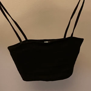 Svart topp - Jätte fin sitter ganska tajt. Helt ny prislappen sitter kvar men den passar inte mig. KÖPARE STÅR FÖR FRAKT 