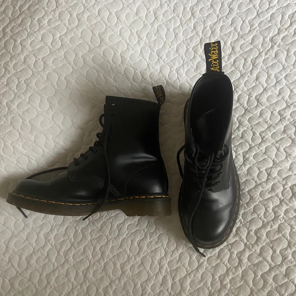 Dr. Martens i nytt skick. Köpta på sellpy men de ser helt oanvända ut. Mycket snygga men jag har aldrig kommit att använda dem. . Skor.