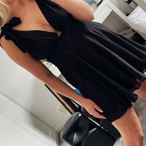 Svart klänning  - Svart klänning från Forever 21 🖤 I storlek L men jag är vanligtvis en S i klänningar och fick gå upp 2 storlekar i denna för att den skulle passa. Så den passar en S möjligtvis M 🧸 Frakt tillkommer om du inte bor i Varberg 🦋