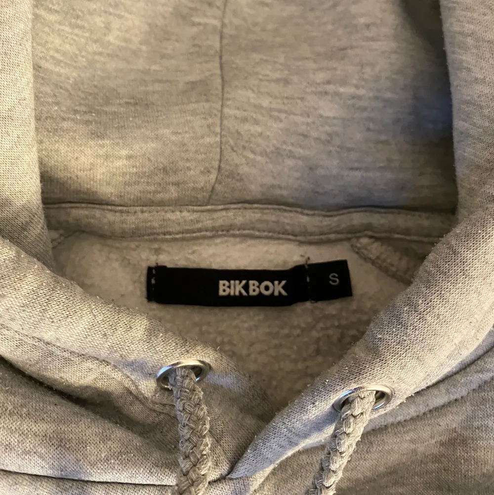 superfin grå oversize hoodie från bikbok, mysig luva och fin passform! frakt tillkommer🥰. Hoodies.