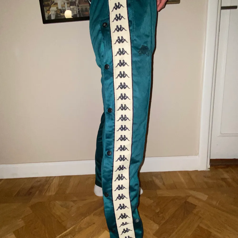 Ett par kappa trackpants, ca 1 år gamla. Köpta från sneakerspoint, en essentiell accessoar till din garderob. Inga skador eller fläckar.. Jeans & Byxor.