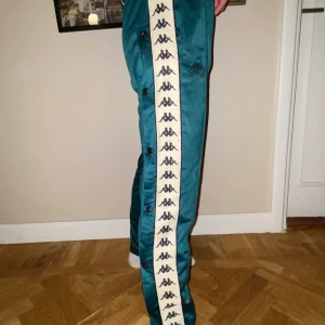 Kappa trackpants  - Ett par kappa trackpants, ca 1 år gamla. Köpta från sneakerspoint, en essentiell accessoar till din garderob. Inga skador eller fläckar.