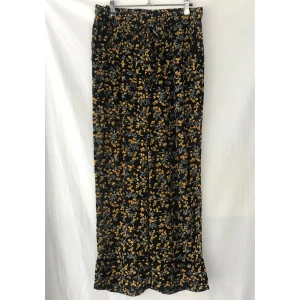 GANNI « Palmer » mönstrade svarta byxor - GANNI « Palmer » mönstrade svarta byxor Storlek 38, stor i storlek. Fint skick, använd ett par gånger. Elastic waist med tygknytt. Straight legs med fint tygvolym. Två fickor.Midja:80cm+elastic. Material: polyester